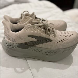 Brooks Glycerin Max Women's Athletic Shoes - Cream and Gray